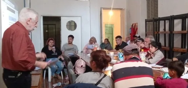 Docente coordinando una actividad de especializaci&oacute;n psicosocial